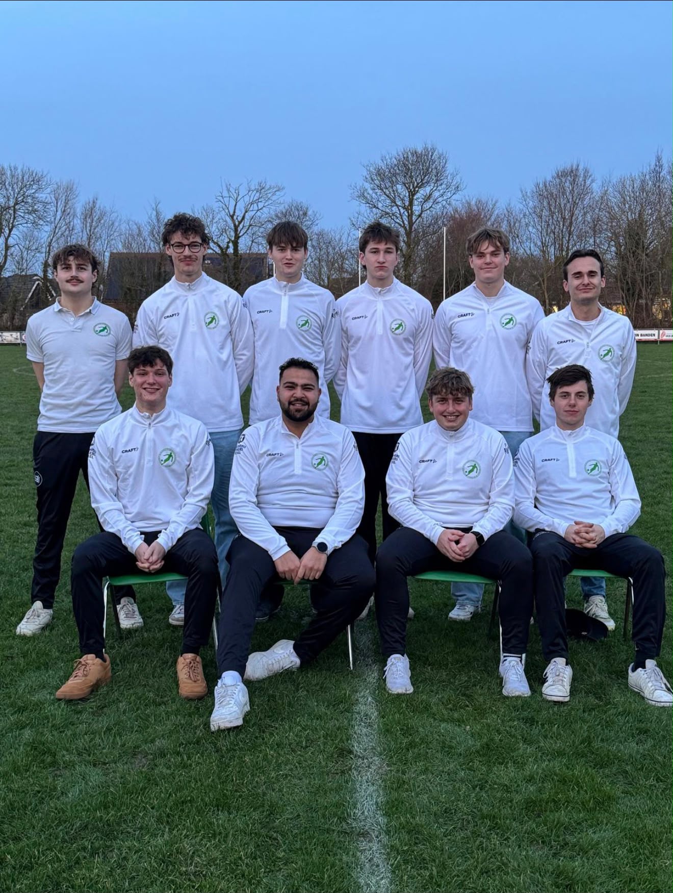 Spelers van SV Oosterend in de witte gesponsorde clubkleding