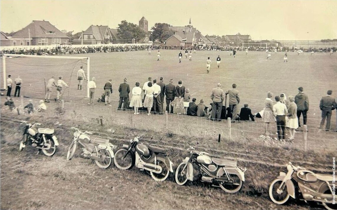 Historische voetbalwedstrijd in Oosterend met publiek langs het veld